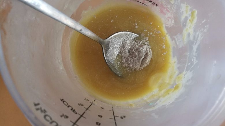 棒棒糖蛋糕,14.撒入银粉,银粉很少,所以要控制好量,巧克力少放点,金粉多点