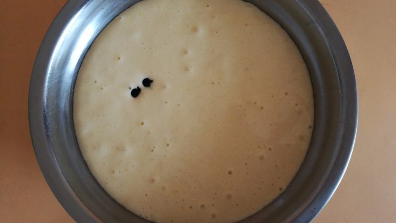 蓝色梦幻杯子蛋糕,6. 面糊分一半出来,倒入两滴蓝色色素,翻拌均匀
