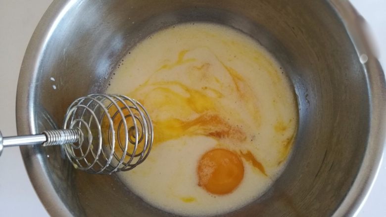 彩虹蛋糕,2.蛋黄加入15克白砂糖,再加入混合好的液体,搅拌均匀