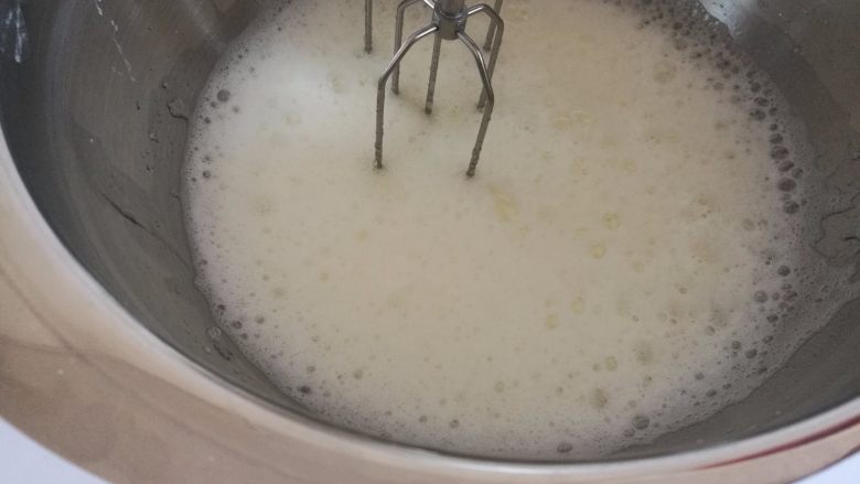 彩虹蛋糕,6.打发成大气泡状态,加入15克白砂糖