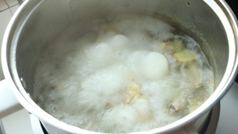 红油鸡爪,鸡爪很容易熟,不需要煮太久。