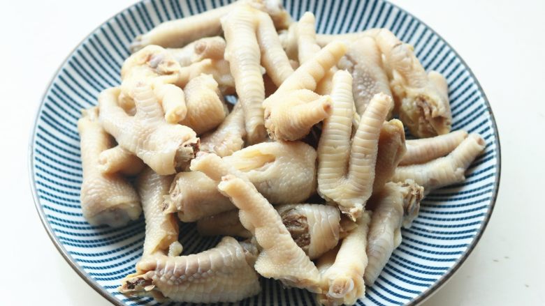 红油鸡爪,煮好的鸡爪,捞出来过凉水洗净浮沫。