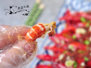 蒜香油泼小龙虾,虾肉Q弹紧。