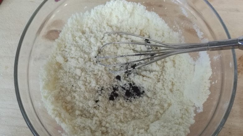 海洋之星——意式马卡龙,TPT杏仁粉和糖粉,色粉混合均匀。