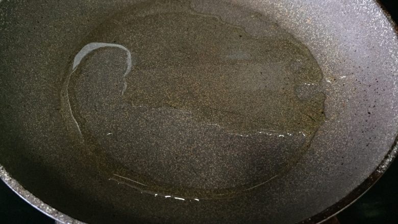 土豆丝煎饼,
热锅,放入少许油,晃动锅,让油沾满锅底;