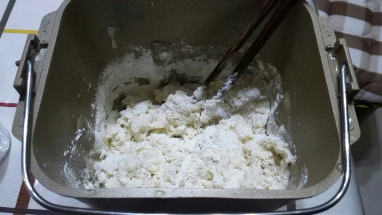 日本牛奶卷,将A里面的材料全部放入面包机,用筷子稍微搅拌,先揉20分钟。