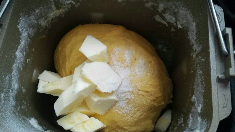 日本牛奶卷,然后再放入黄油,盐继续揉15分钟。
