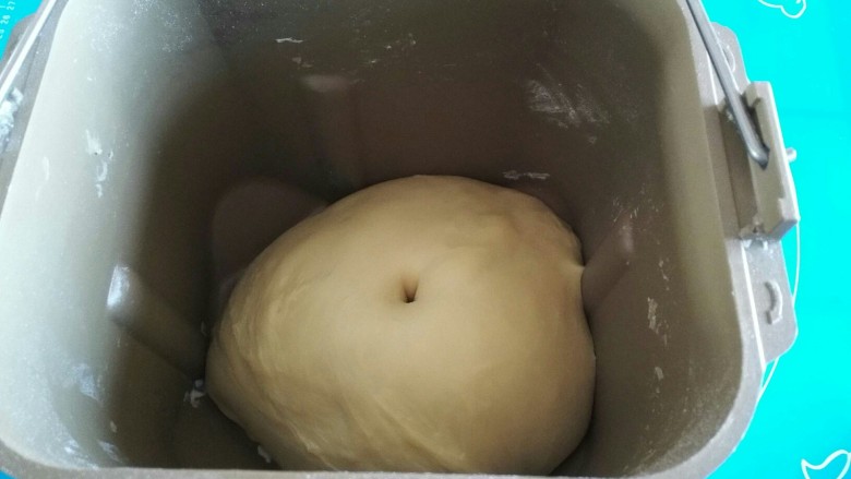 日本牛奶卷,直接用面包机发酵到两倍大,用筷子在中间戳一个孔,不会回弹就可以了。