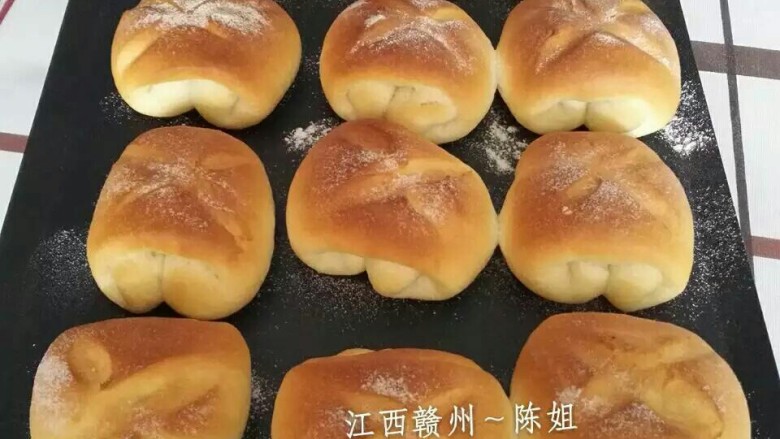 日本牛奶卷,出炉以后放烤网晾凉,微热时候放保鲜袋装起来,室温保存,两天之内食用完。