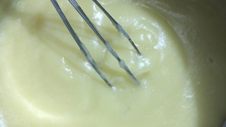 日式豆乳盒子,锅里做开水,隔水不断搅拌豆浆液,变成糊状即可,然后放凉备用