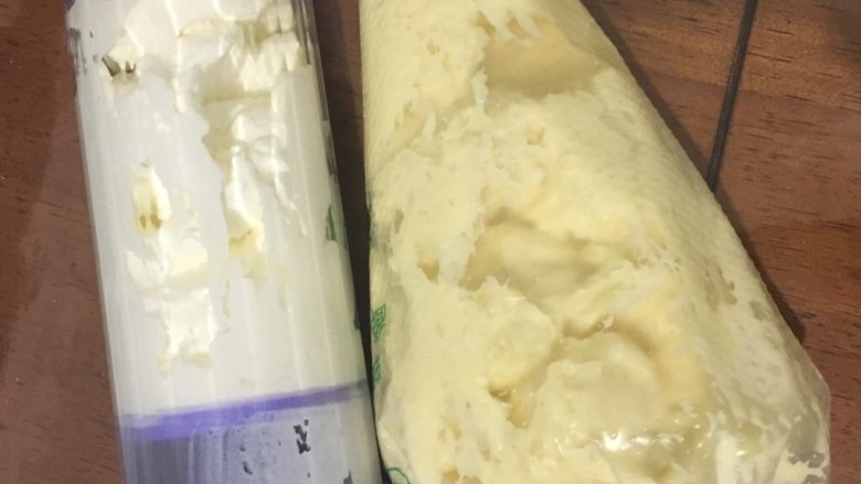 日式豆乳盒子,奶油和豆乳放在裱花袋或裱花桶里,选择圆嘴,裱花袋剪开一个口就行
