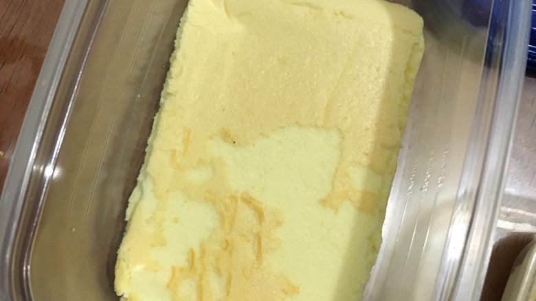 日式豆乳盒子,蛋糕裁成盒子大小的形状,底层放一片