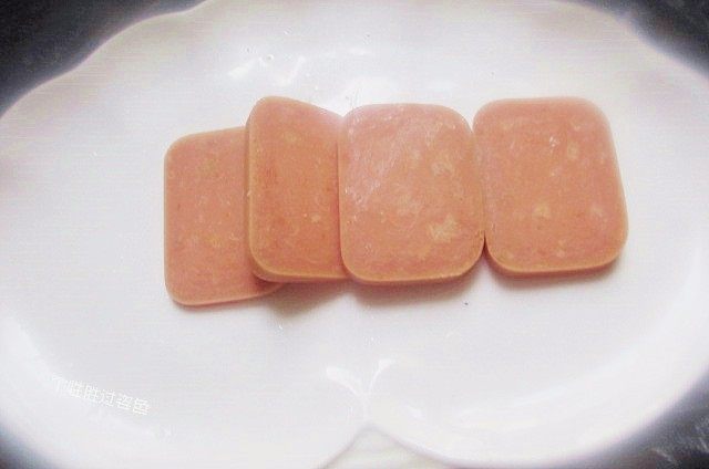 中式汉堡,剩馒头也有春天,午餐肉切成厚2MM左右的片,放入平底锅略煎