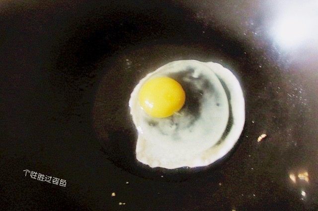 中式汉堡,剩馒头也有春天,国内放入少许油,煎荷包蛋