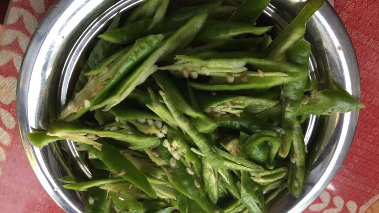 青椒炒苦瓜,<a style='color:red;display:inline-block;' href='/shicai/ 61'>青椒</a>切成条