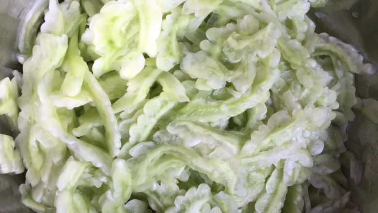 青椒炒苦瓜,<a style='color:red;display:inline-block;' href='/shicai/ 55'>苦瓜</a>破开，切成小段