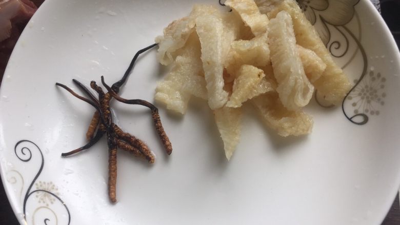 虫草鱼胶炖乳鸽,把虫草洗净,鱼胶切成小条