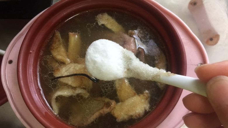 虫草鱼胶炖乳鸽,时间到,加入适量的盐调味