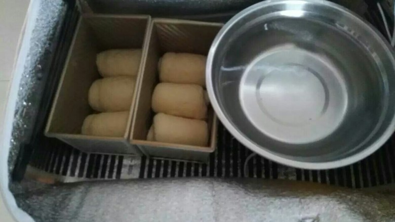 全麦椰浆土司,烤箱或者发酵箱里面放一碗热水进行二发,保持在38度左右。