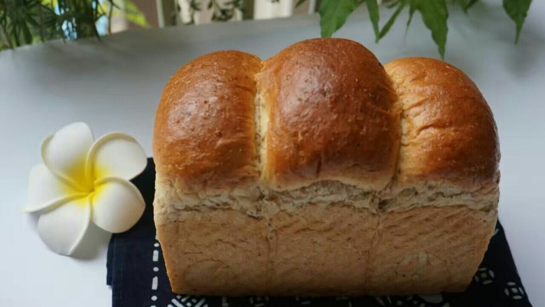 全麦椰浆土司,微热时候放保鲜袋装起来,室温保存,两天之内食用完。