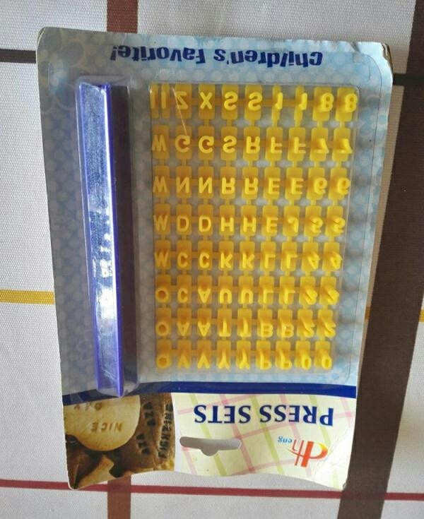 母亲节爱心饼干,准备好字模,将需要的字模剪下来。