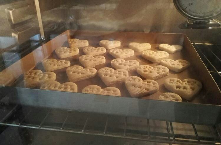 母亲节爱心饼干,烤箱200度烤12~15分钟,上色即可。