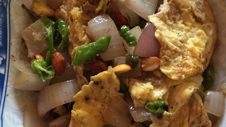 洋葱丁炒鸡蛋,煎蛋放入洋葱丁和青椒盐味炒香起锅