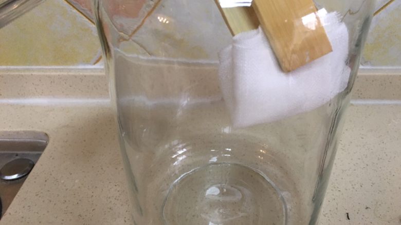 100%零失败 出油起沙咸鸭蛋,罐子洗干净,晾干,一定要无水无油,用医用纱布沾一点白酒 擦拭一遍罐子内部。
