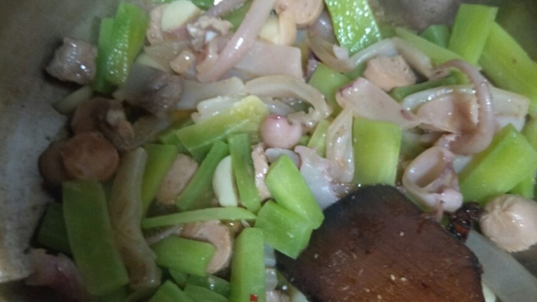 清烧鱿鱼,加入盐味,倒入三汤勺清水小火煮,八角山奈各加一颗,等莴笋耙了就加入豆粉水,收汁