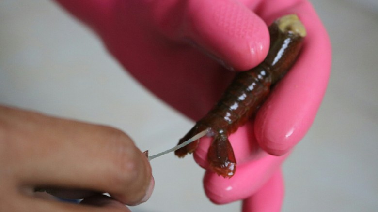≈湖北油焖大虾≈,然后从尾部,中间的那片虾尾左右扭动一下,抽出虾线