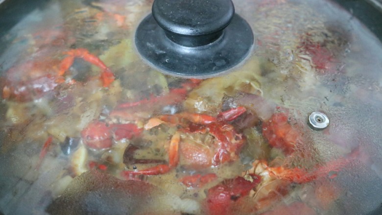 ≈湖北油焖大虾≈,盖上锅盖,焖煮20分钟