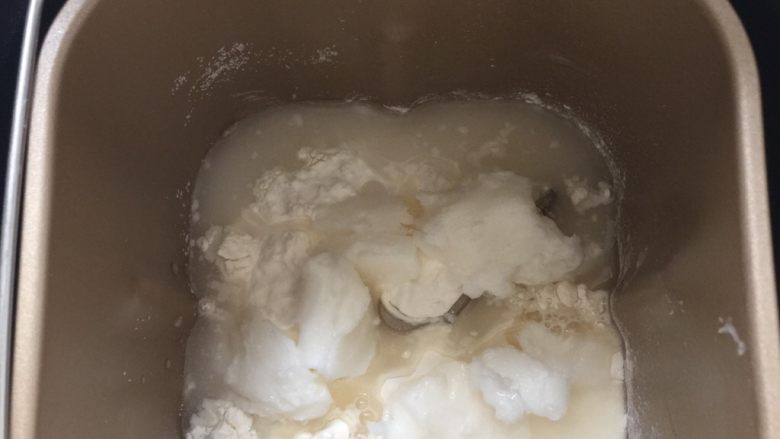 没错,高筋粉也能做蛋黄酥,把水油皮的部分倒入面包机中,水,猪油,白砂糖,高筋粉和玉米淀粉,按下和面程序