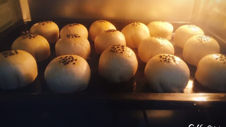没错,高筋粉也能做蛋黄酥,烤箱180度提前预热几分钟,放进烤盘,170度到180度烤制25分钟。