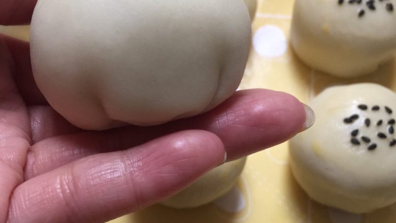 没错,高筋粉也能做蛋黄酥,尽量揉圆,收口处朝下
