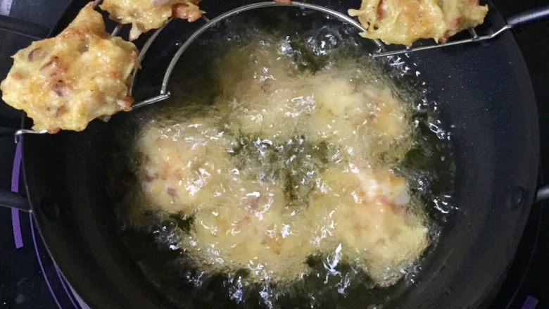土豆萝卜虾米花,为了节省油量,我特意去买了个小小的油炸锅,很好用