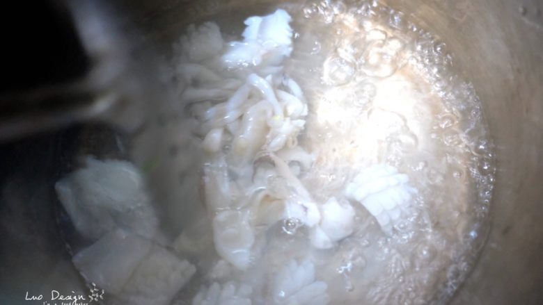 天使翅膀de乌贼炒面,焯水。
水烧开把乌贼肉倒进去,
熟得贼快的,
1分钟不到就可以捞出来了。