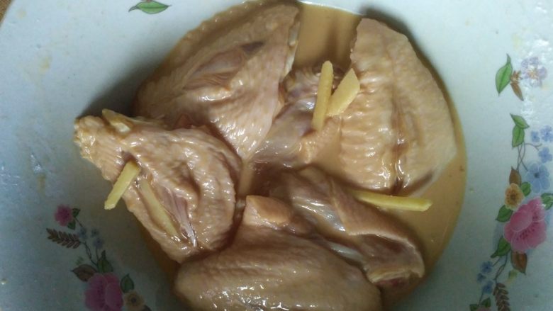 香(生)煎鸡翅,加入淀粉,用手揉捻,更容易入味
(加入淀粉后在生煎的时候才有酥酥脆脆的表皮)
腌制半个小时以上,放冰箱冷藏层过夜更好
(此处放多少淀粉也有讲究,多了太厚,少了没稣皮,我也不知道该怎样形容该多少,大家多做几次)