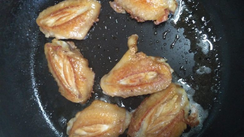 香(生)煎鸡翅,翻过来继续另外一面,仍然最小火