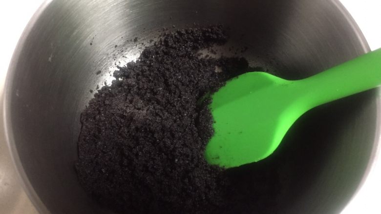 百香果芒果流心慕斯,用刮刀翻拌,使二者融合在一起。
