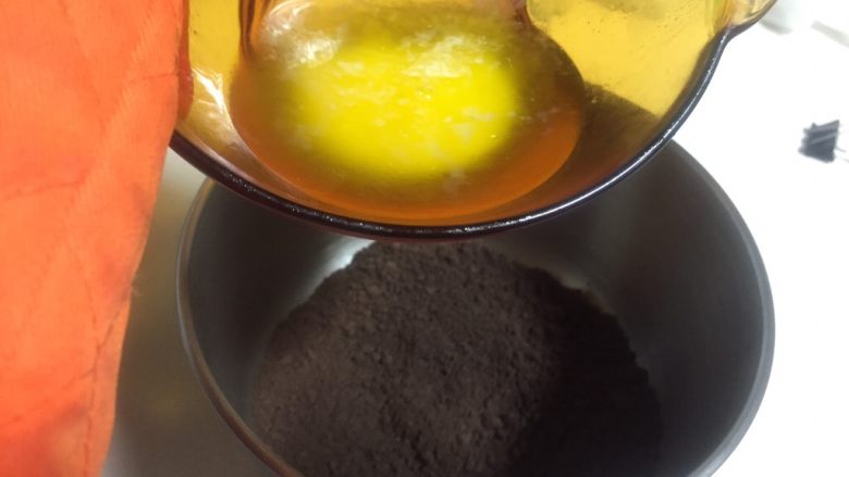 百香果芒果流心慕斯,黄油提前坐热水锅里融化放凉,倒进饼干碎里。