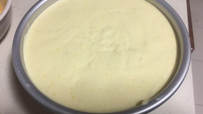 百香果芒果流心慕斯,最后一层的慕斯糊先从四周部分加入,最后填满中心位置晃平即可,这样是为了中间芒果流心部分不会对外围扩散开来,入冰箱冷藏。