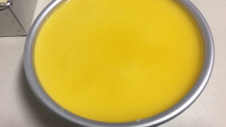 百香果芒果流心慕斯,慕斯糊冷藏起码一小时取出淋上慕斯镜面,继续入冰箱冷藏。