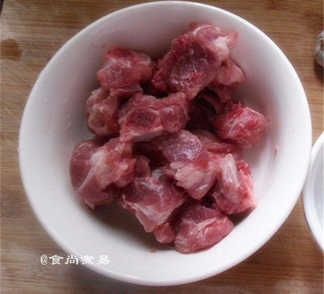 黑椒排骨杂菜锅,<a style='color:red;display:inline-block;' href='/shicai/ 434'>排骨</a>斩件洗净