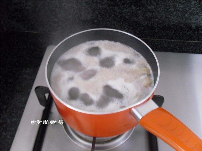 黑椒排骨杂菜锅,烧开适量水,拍一块姜放进锅中,将排骨飞一飞水