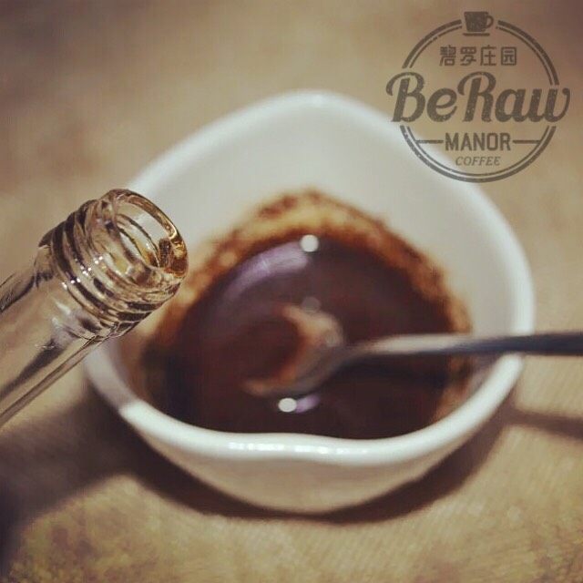 咖啡提拉米苏,用15ML朗姆酒与刚才萃取的咖啡液混合制成咖啡酒;