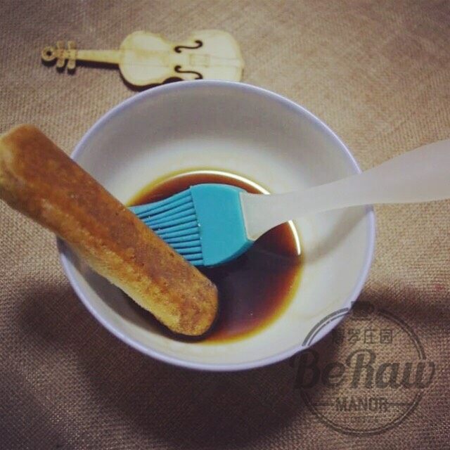 咖啡提拉米苏,把咖啡均匀刷在手指饼的两侧;