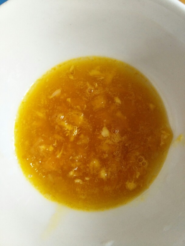 冰橙山药,15.小火慢慢熬,熬成这种稠稠的半透明状,关火。