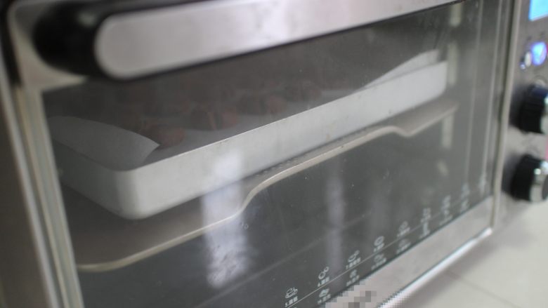 巧克力豆玛格丽特饼干,送入烤箱中层,150度烤22分钟即可(温度仅供参考)