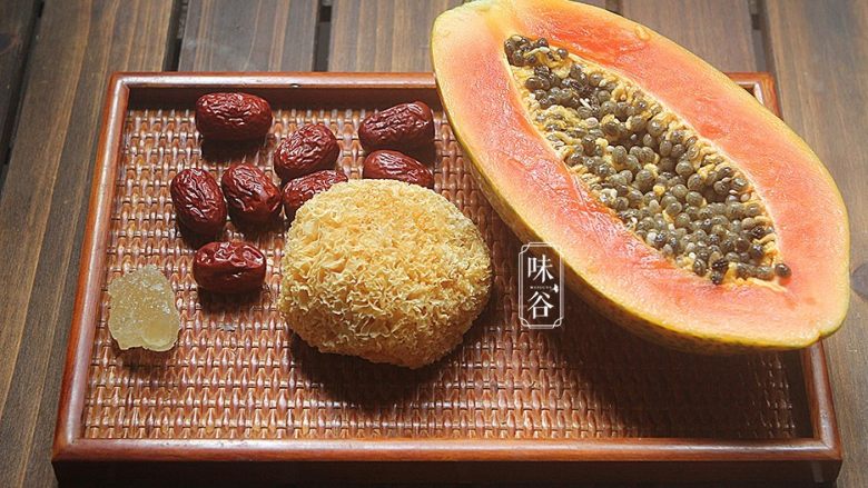 木瓜红枣银耳羹,准备好材料;