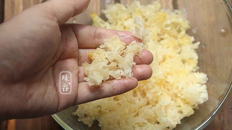 木瓜红枣银耳羹,再撕成小朵,这样容易出胶;